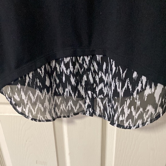 Apt 9 sweatshirt with false shirt tail - Picture 4 of 10